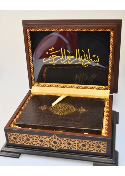Ahşap Kutulu Nakış Işlemeli Besmele-I Şerifli Kuran-I Kerim Seti (Hafız Boy)