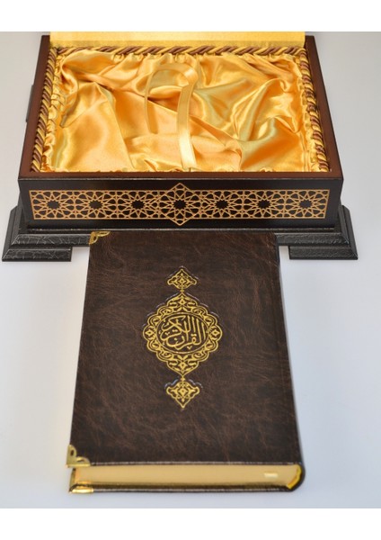 Ahşap Kutulu Nakış Işlemeli Besmele-I Şerifli Kuran-I Kerim Seti (Hafız Boy)