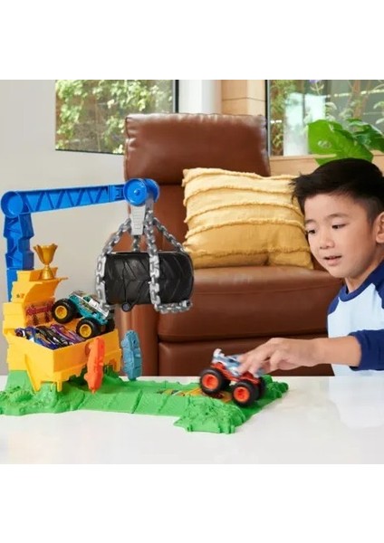 Monster Trucks Arenada Rhinomite Mücadelesi Oyun Seti HTP18 fırsatları