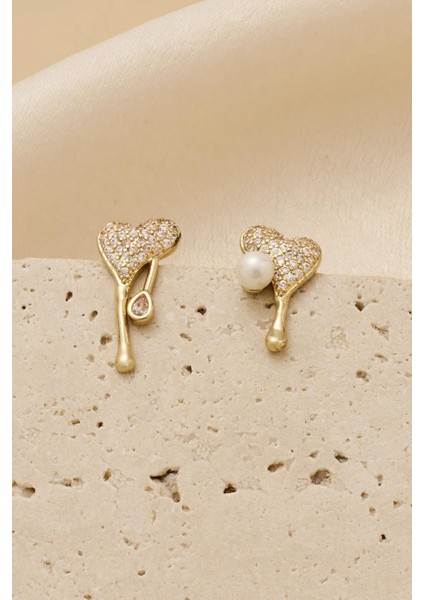 Zarif Inci ve Kalp Detaylı Çivi Küpe fiyatları