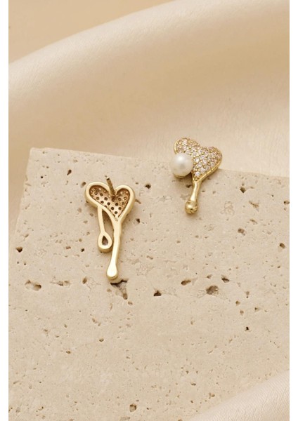 Zarif Inci ve Kalp Detaylı Çivi Küpe modelleri