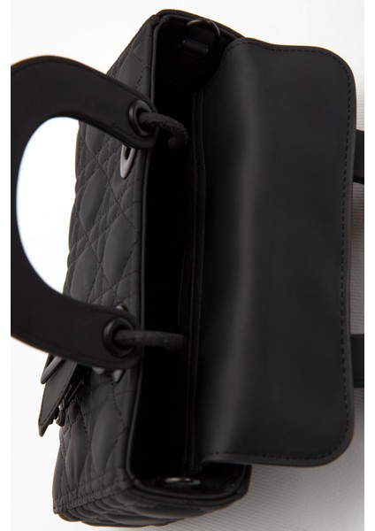 Siyah Zincir Aksesuarlı Kapitone El Çantası modelleri