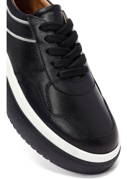 Kadın Siyah Bağcıklı Kalın Tabanlı Deri Sneaker 25AFD510818