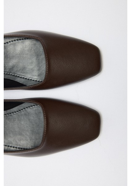 Babet 2521 - Parlak Zincir Detaylı Acı Kahve Kadın Babet