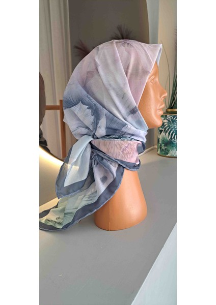 Mavi Çiçekli Kare Eşarp