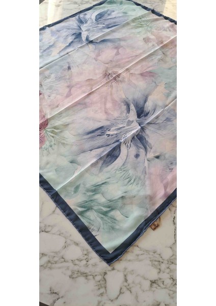 Mavi Çiçekli Kare Eşarp fiyatları