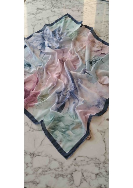 Mavi Çiçekli Kare Eşarp modelleri