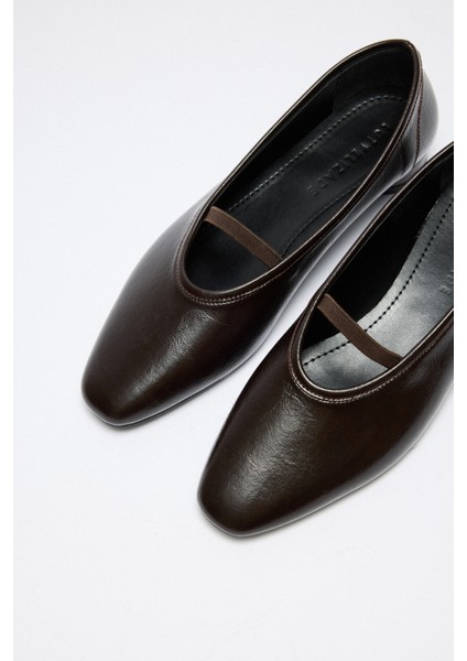 Babet 2527 - Lastik Bantlı Mini Topuklu Acı Kahve Kadın Babet