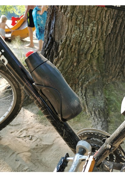 Bisiklette 0.6l Şişe Tutucu (Dekatlon) (Plastik Aparattır!!!) 3D