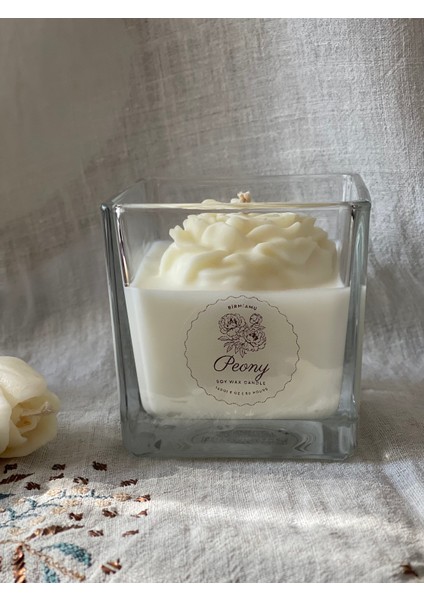 Peony Bloom Serisi – El Yapımı Doğal Soya Mum | Beyaz Çiçek Desenli | Dekoratif Cam Mum