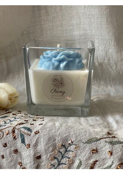 Peony Bloom Serisi – El Yapımı Doğal Soya Mum | Mavi Çiçek Desenli | Dekoratif Cam Mum