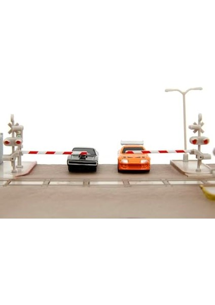 Toys Hızlı ve Öfkeli Tren Sahnesi - Diorama 2 Nano Model Araba (Dodge Charger ve Toyota Supra), Tren ve Hızlı ve Öfkeli Filminin Final Yarış Sahnesi Için Aksesuarlar Dahil, 8 Yaş ve Üzeri modelleri