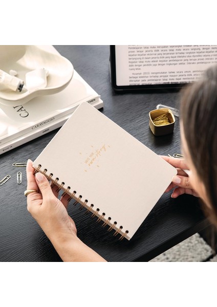 A5 Spiralli Sert Kapak Keten Noktalı Tarihsiz Not Defteri Krem