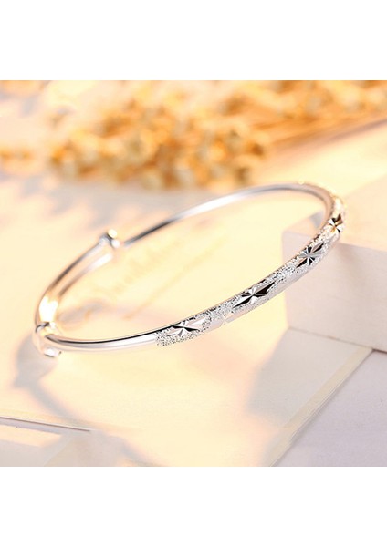 KUOFENG00139BASIT Moda Yuvarlak Tüp Yonca Çiçek Desenli Kadın Bilekliği (Yurt Dışından) fiyatları