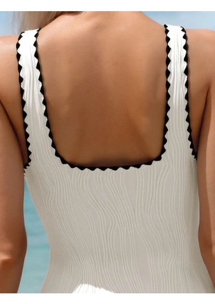 Beyaz Siyah Şeritli Yakada Fiyonk Detaylı Mayo fırsatları