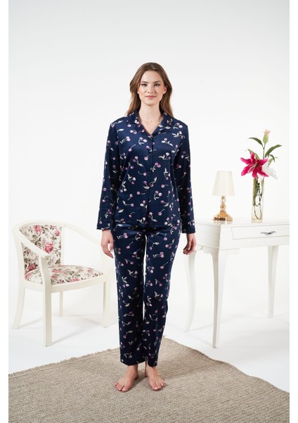 Kadın Kışlık Önden Düğmeli Kiraz Desenli Kadife Pijama Takımı Lacivert