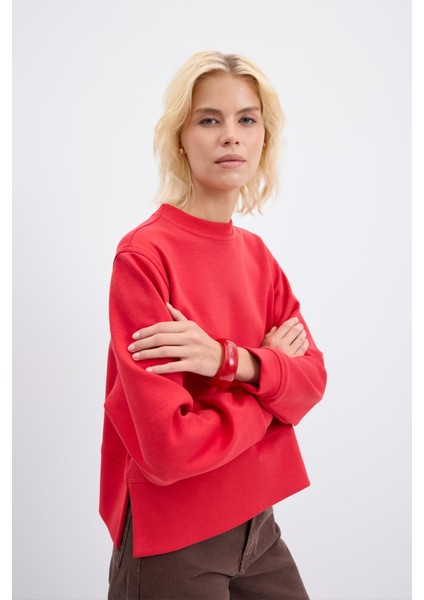 Oversize Yandan Yırtmaçlı Kısa Sweatshirt Kırmızı modelleri
