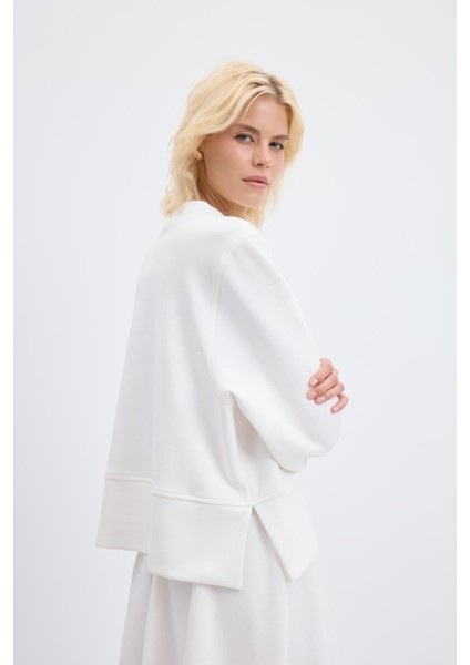 Oversize Yandan Yırtmaçlı Kısa Sweatshirt Ekru fırsatları