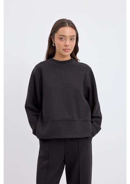 Oversize Yandan Yırtmaçlı Kısa Sweatshirt Siyah