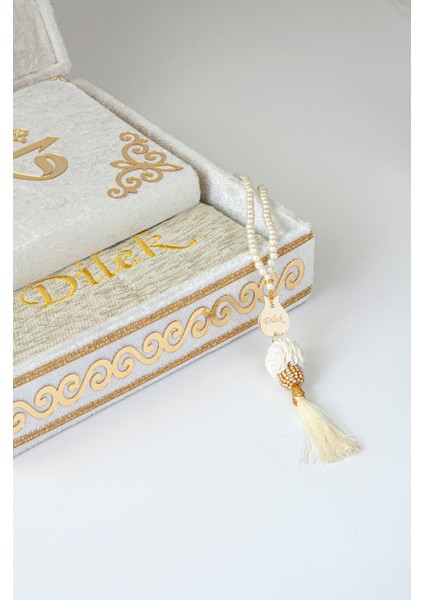 Sandıklı Kişiye Özel Isimli Seccade Seti - Hediyelik Kadife Kaplı Kuranı Kerim Seti - Beyaz fırsatları