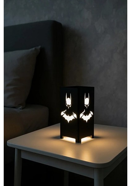 Süper Kahraman (Batman) Temalı Gece Lambası – Figürlü Dekoratif LED Metal Masa Lambası