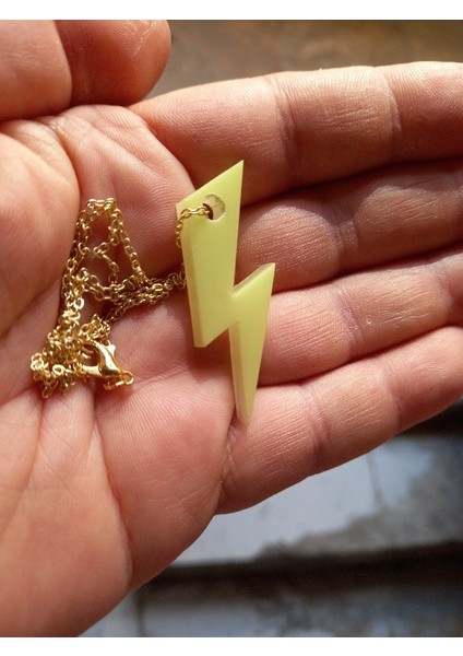 Karanlıkta Parlayan Fosforlu Şimşek Kolye Gold Renk Metal Zincirli fırsatları