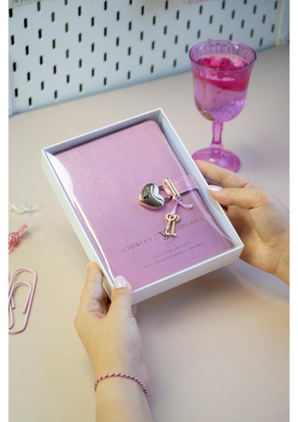 Hush Hush Kilitli Metalik Defter Kutulu 80GR. 160 Yp. Çiz..pembe fiyatları