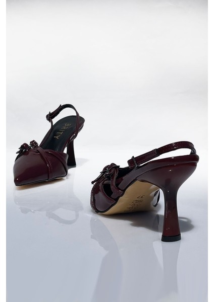 Tokalı Bant Detaylı Sivri Burunlu Rugan Topuklu Ayakkabı fırsatları