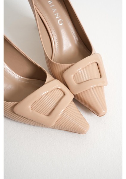 Valora Bej Sivri Burunlu Kadın Rugan Toka Detay Ince Topuklu Klasik Ayakkabı (7cm) fiyatları