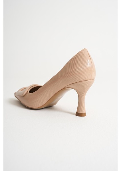 Valora Bej Sivri Burunlu Kadın Rugan Toka Detay Ince Topuklu Klasik Ayakkabı (7cm) fırsatları