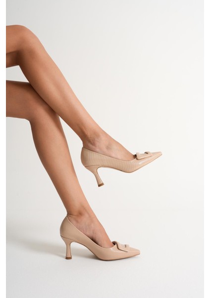Valora Bej Sivri Burunlu Kadın Rugan Toka Detay Ince Topuklu Klasik Ayakkabı (7cm) indirimleri