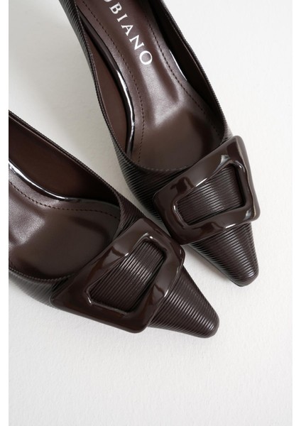 Valora Kahve Sivri Burunlu Kadın Rugan Toka Detay Ince Topuklu Klasik Ayakkabı (7cm) fiyatları