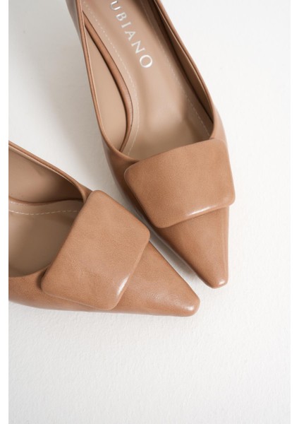 Verona Bej Sivri Burunlu Kadın Toka Detay Alçak Ince Topuklu Klasik Ayakkabı (5.5cm) fiyatları