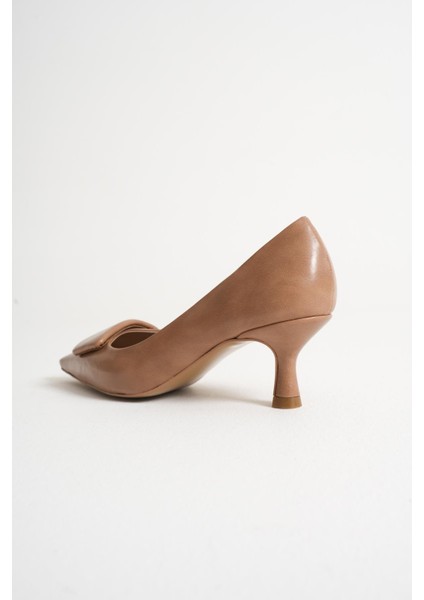 Verona Bej Sivri Burunlu Kadın Toka Detay Alçak Ince Topuklu Klasik Ayakkabı (5.5cm) fırsatları