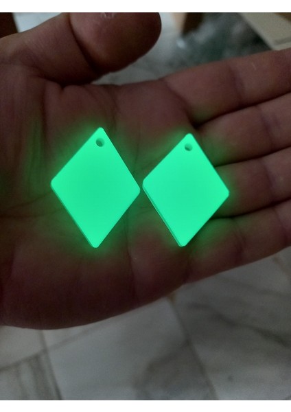 Fosforlu Duvar Saati Çap 25 cm Karanlıkta Parlayan Fosforlu Dörtgen Küpe Seti modelleri