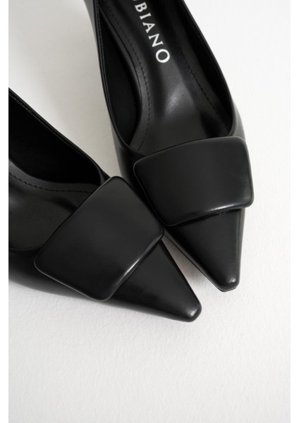 Verona Siyah Sivri Burunlu Kadın Toka Detay Alçak Ince Topuklu Klasik Ayakkabı (5.5cm) fiyatları