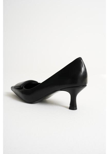 Verona Siyah Sivri Burunlu Kadın Toka Detay Alçak Ince Topuklu Klasik Ayakkabı (5.5cm) fırsatları