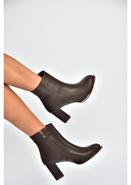 V590166309 Kahverengi Kalın Topuklu Klasik Kadın Bot fiyatları