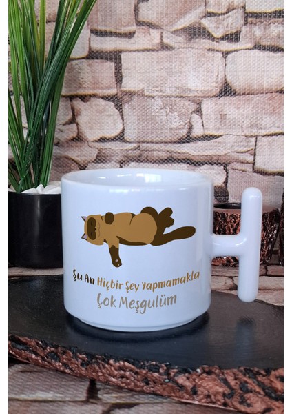 Şu An Hiçbir Şey Yapmamakla Çok Meşgulüm Komik Yazılı T Kulplu Latte Fincanı Kupa Bardak