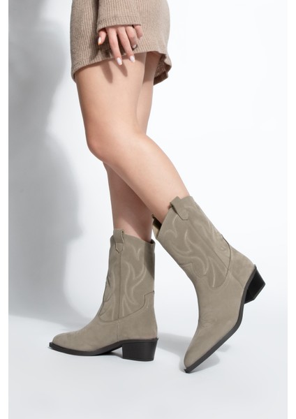 Kadın Sivri Burun Nakışlı Western Bot Nilva Vizon Süet