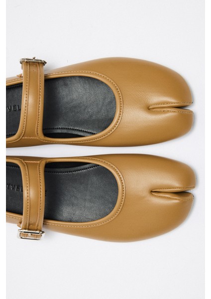 Babet 2526 - Parmak Arası Tek Bantlı Karamel Kadın Babet