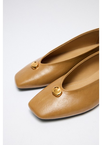 Babet 2528 - Gold Taş Detaylı Karamel Kadın Babet