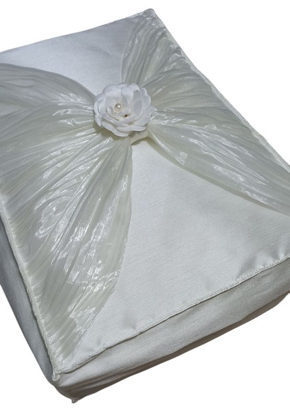 Inci ve Fiyonklu Şık Hurç, Ekru Renkli, Zarif ve Kullanışlı Saklama Çözümü.