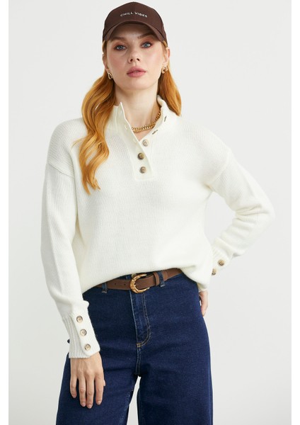 Dik Yaka Düğme Detaylı Yünlü Triko Kazak - Kemik