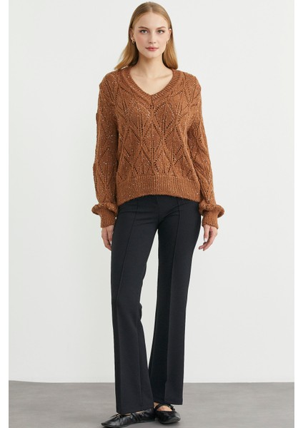 Delikli V Yaka Pullu Triko Kazak - Taba