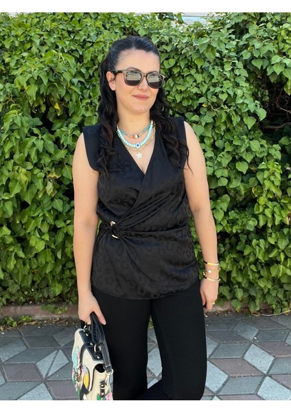 Siyah Saten Gold Toka Detaylı Kruvaze Bluz fiyatları