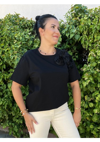 Siyah Üzeri Gül Işlemeli Bluz