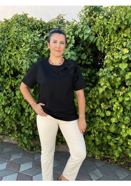 Siyah Üzeri Gül Işlemeli Bluz fırsatları
