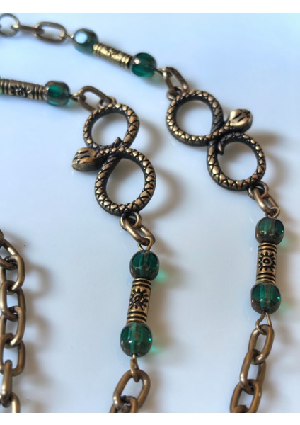 Unisex Gözlük Zinciri – Antik Altın Zincirli, Yeşil Kristal Taşlı, Yılan Başlı Sonsuzluk Figürlü | 78 cm | Thinblack® modelleri