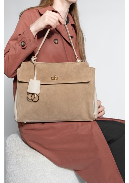 Kadın Hakiki Deri Kilit Detaylı Charmlı El ve Omuz Çantası Rinyas Vizon Süet fırsatları